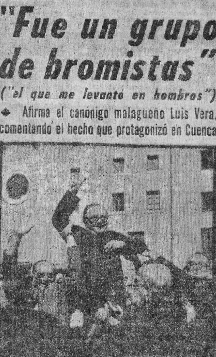 La famosa foto del canónigo de Málaga a hombros en la Plaza Mayor.