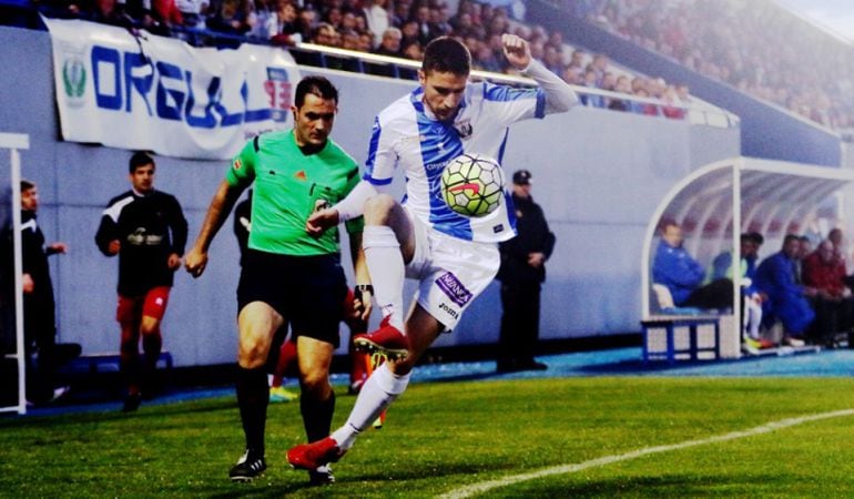 Omar Ramos controla un balón durante un encuentro de la pasada temporada en Butarque