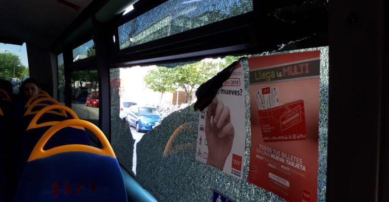 Ventanilla destrozada de un autobús de la línea C52