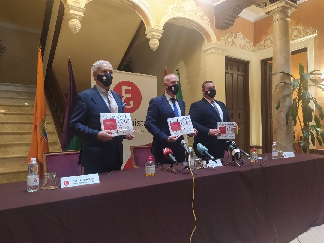 Antonio Pedraza, presidente de la Comisión Financiera, Juan Carlos Robles, decano y Fernando del Alcázar, jefe de Estudios del Colegio de Economistas de Málaga. 