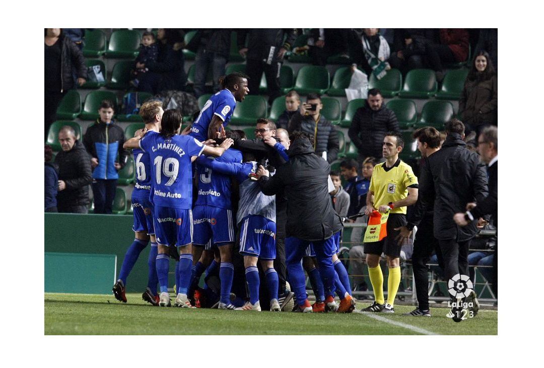 Los jugadores del Oviedo celebran el gol de la victoria.