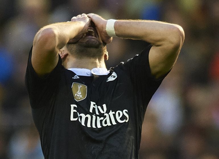 Benzema se lamenta de una ocasión fallada