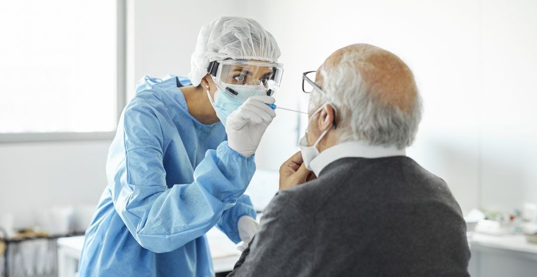 Una enfermera realiza una PCR