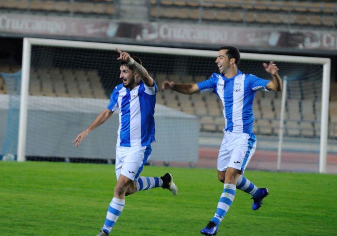 Quintero adelanta al Jerez Industrial en Chapín y celebra su gol  