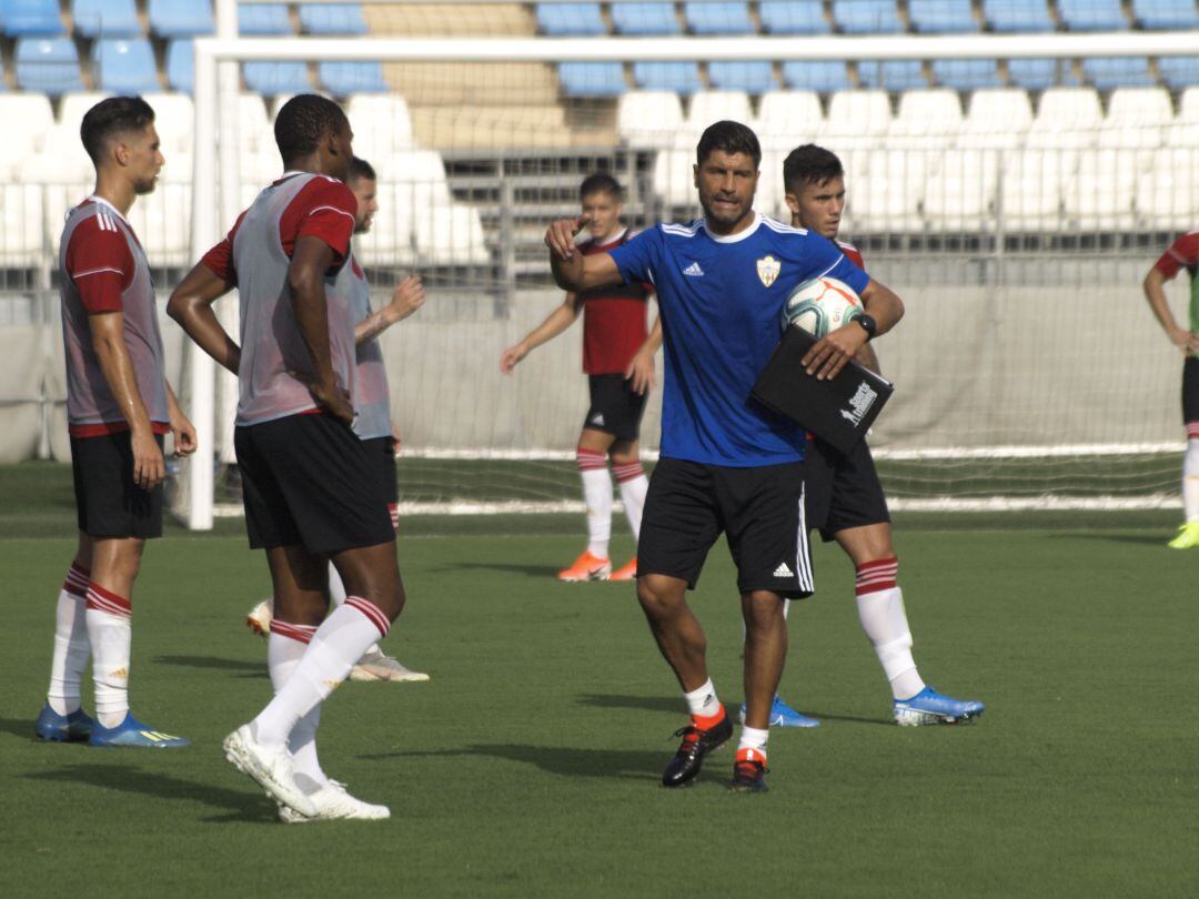 Pedro Emanuel hablando con los futbolistas.