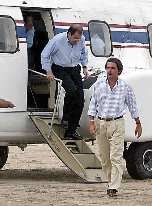 Aznar viajó a Quintanilla de Onésimo en helicóptero militar el 27 de agosto del año 2003 para participar en un mitin político del Partido Popular con afiliados (Autor: EDUARDO MARGARETO / ICAL)