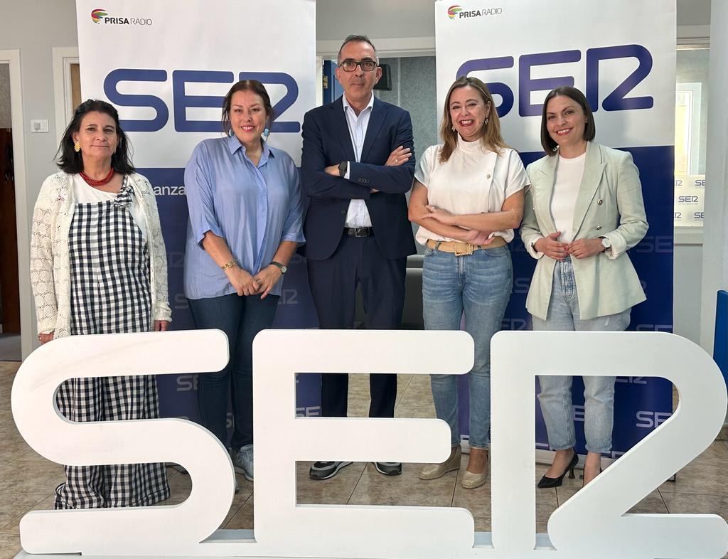 De izquierda a derecha: Nona Perera (Unidas Sí Podemos),  Astrid Pérez (PP), Faelo Morales (director de PrisaRadio en Lanzarote), Loli Corujo (PSOE) y Migdalia Machín (CC).