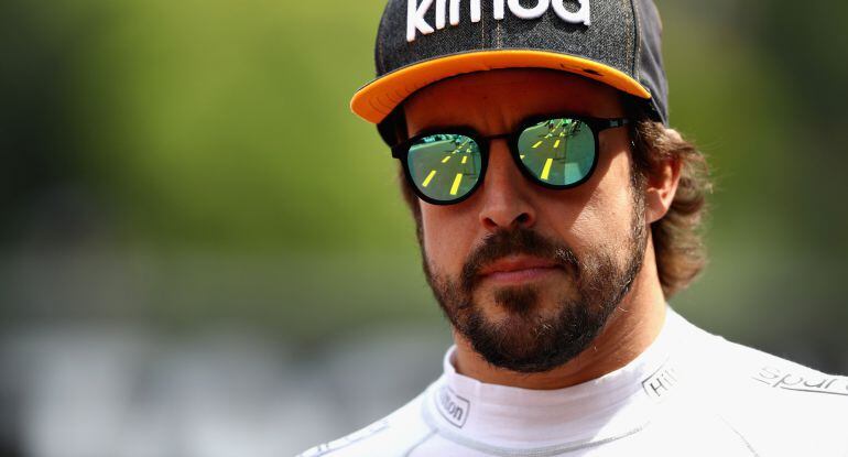 Fernando Alonso mira al tendido entre una sesión y otra de clasificación