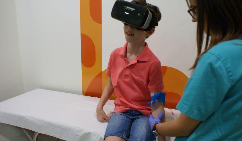 Un niño con las gafas durante su atención en urgencias