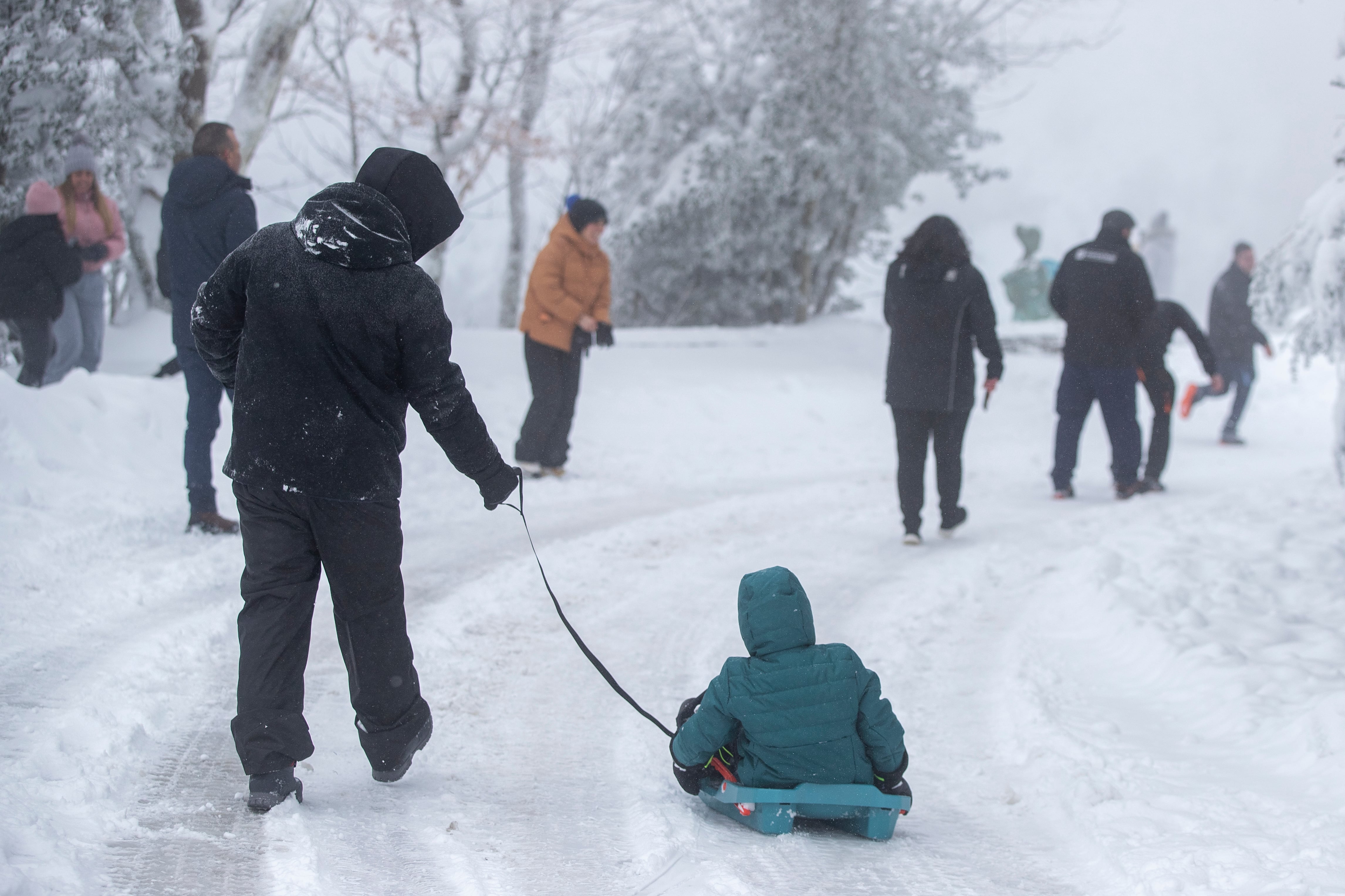 LUGO (GALICIA), 18/01/2023.- La nieve cubre la totalidad de la calzada, donde los niños juegan con trineos, este miércoles en Pedrafita do Cebreiro, Lugo. El primer gran temporal del invierno en España, por el paso de la borrasca Fien, ha cubierto este miércoles de nieve la mitad norte peninsular, lo que dificulta el tráfico en diversas vías. EFE/ Eliseo Trigo
