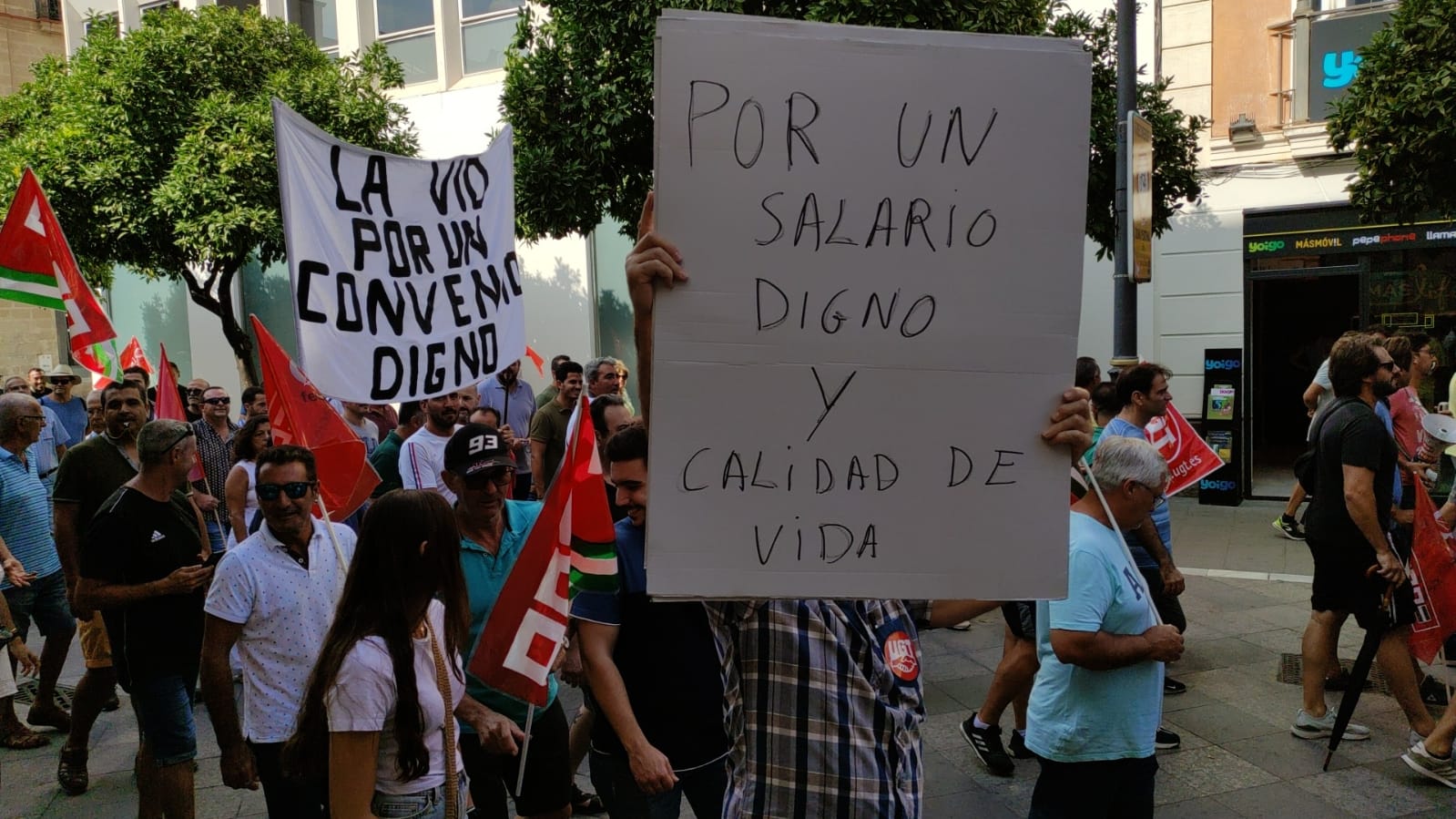 La manifestación de los trabajadores de la Vid por la calle Larga