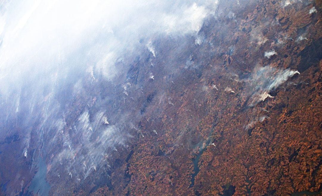 El astronauta muestra las consecuencias del incendio desde el espacio.