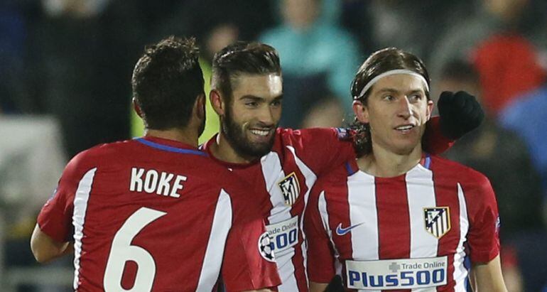 Carrasco celebra su gol junto a Koke y Filipe