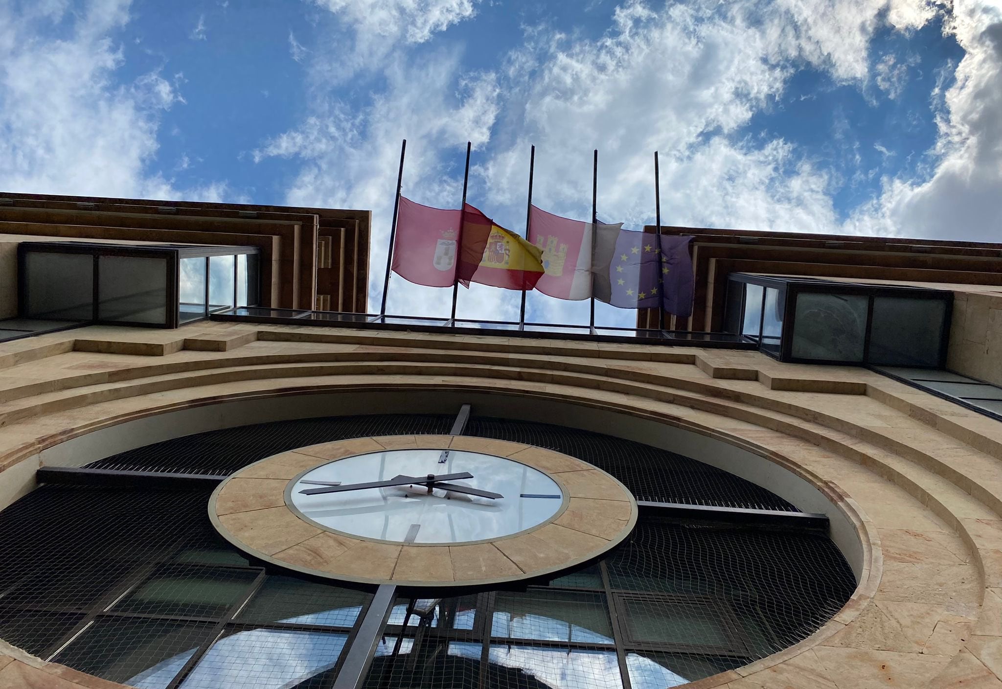 Banderas a media asta en el Ayuntamiento de Albacete
