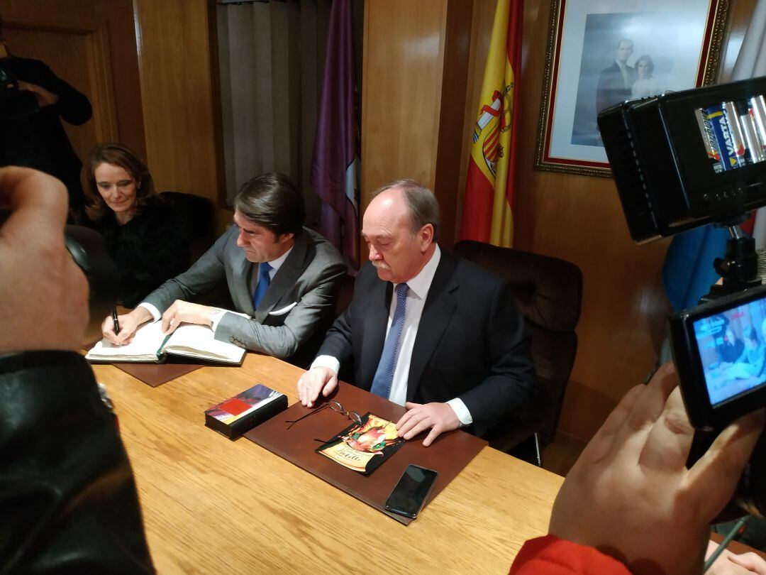 Suárez Quiñones firma el libro de honor municipal junto al alcalde