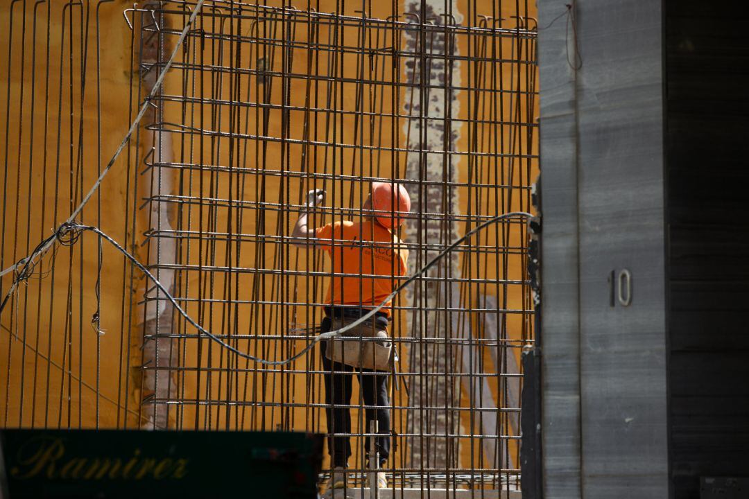 Un operario trabaja en la obra de un edificio durante el estado de alarma decretado por el Gobierno.