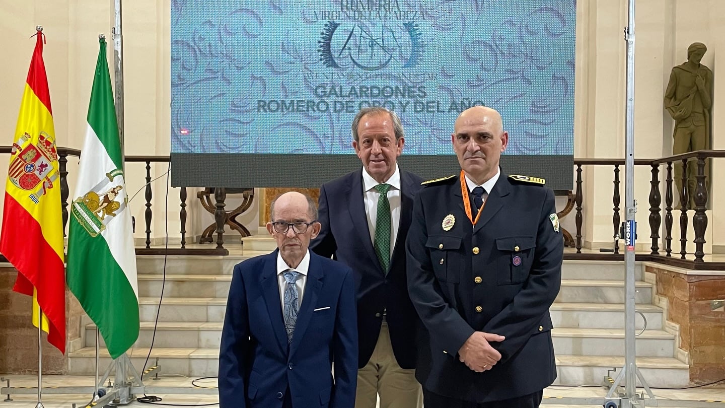 Rafael Expósito y la Agrupación de Protección Civil recogen los galardones de Romeros de Oro y del Año