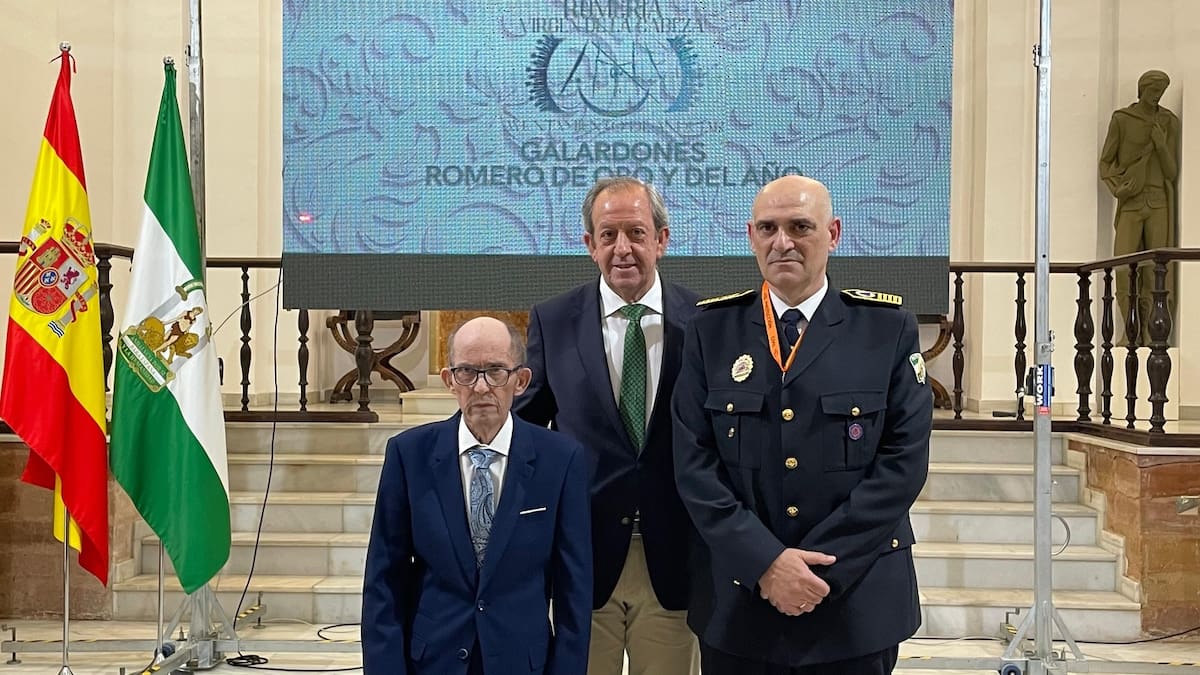 Rafael Expósito y la Agrupación de Protección Civil recogen los galardones de Romeros de Oro y del Año
