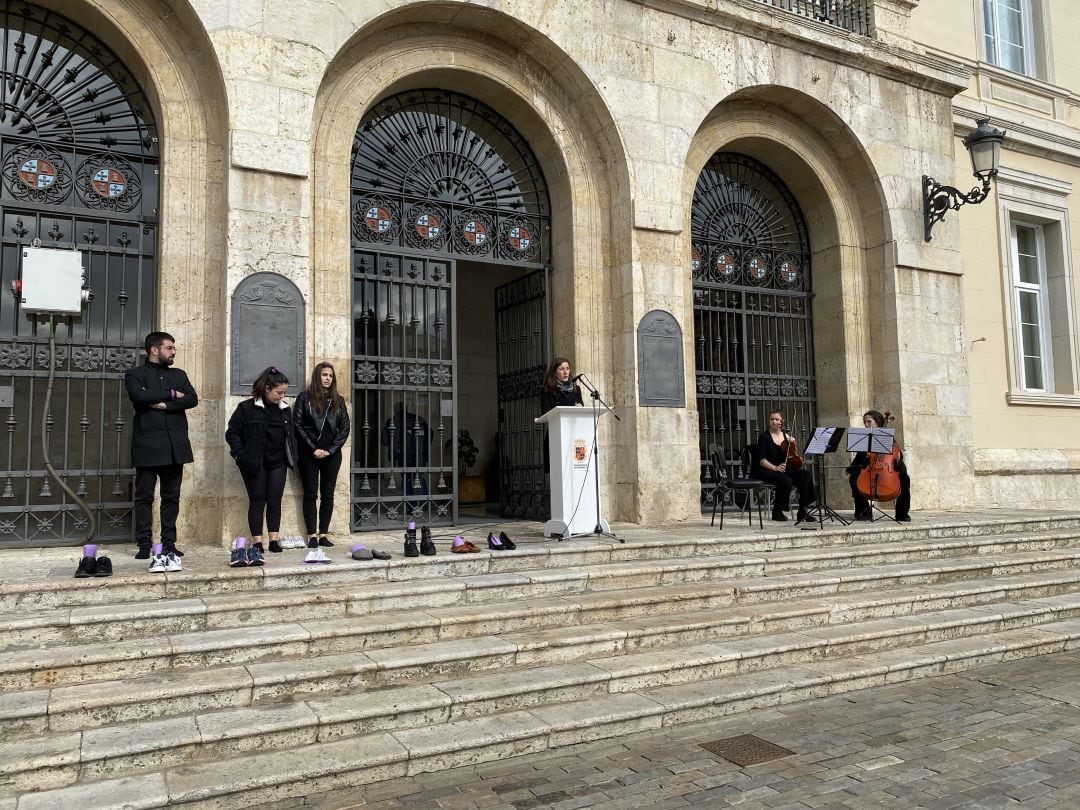 El grupo &#039;A ningua parte&#039; se ha encargado de la lectura del manifiesto del 8M en Palencia consensuado en el seno del Consejo Municipal de la Mujer