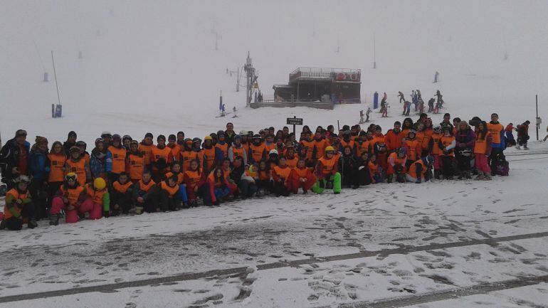 Foto de grupo de los chavales que participan en la &quot;Semana Blanca&quot;