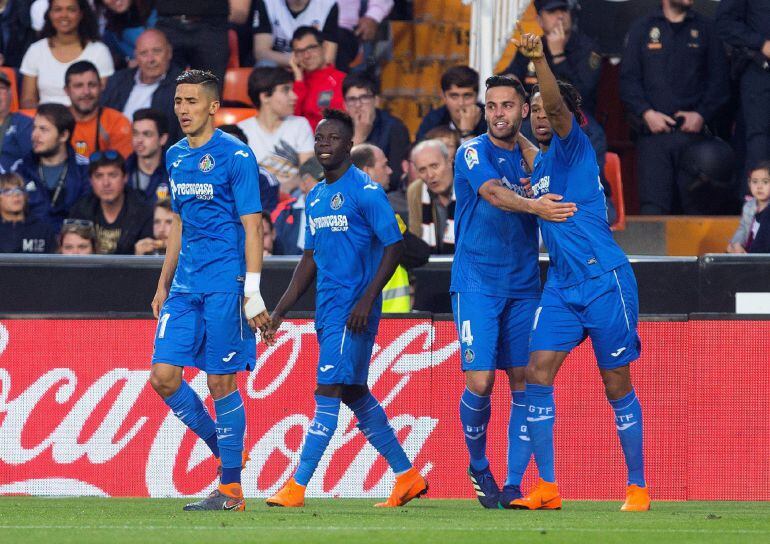 Los jugadores del Getafe celebran el segundo gol del partido anotado por el delantero francés, Loïc Rémy durante el encuentro correspondiente a la jornada 33 de La Liga Santander que el Valencia y el Getafe disputan esta tarde en el estadio de Mestalla, en Valencia. 