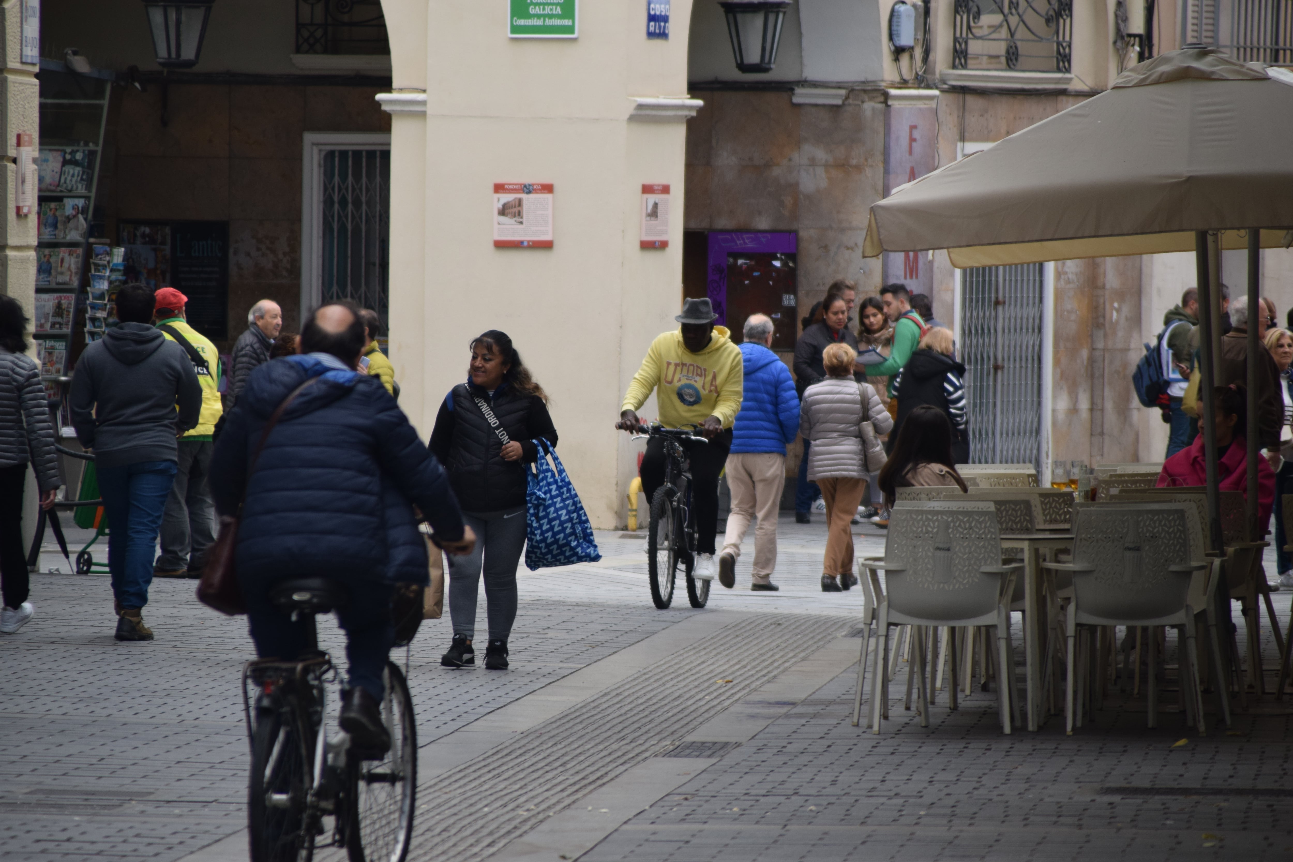 Bicicletas circulando por el Coso por la zona peatonal en Huesca