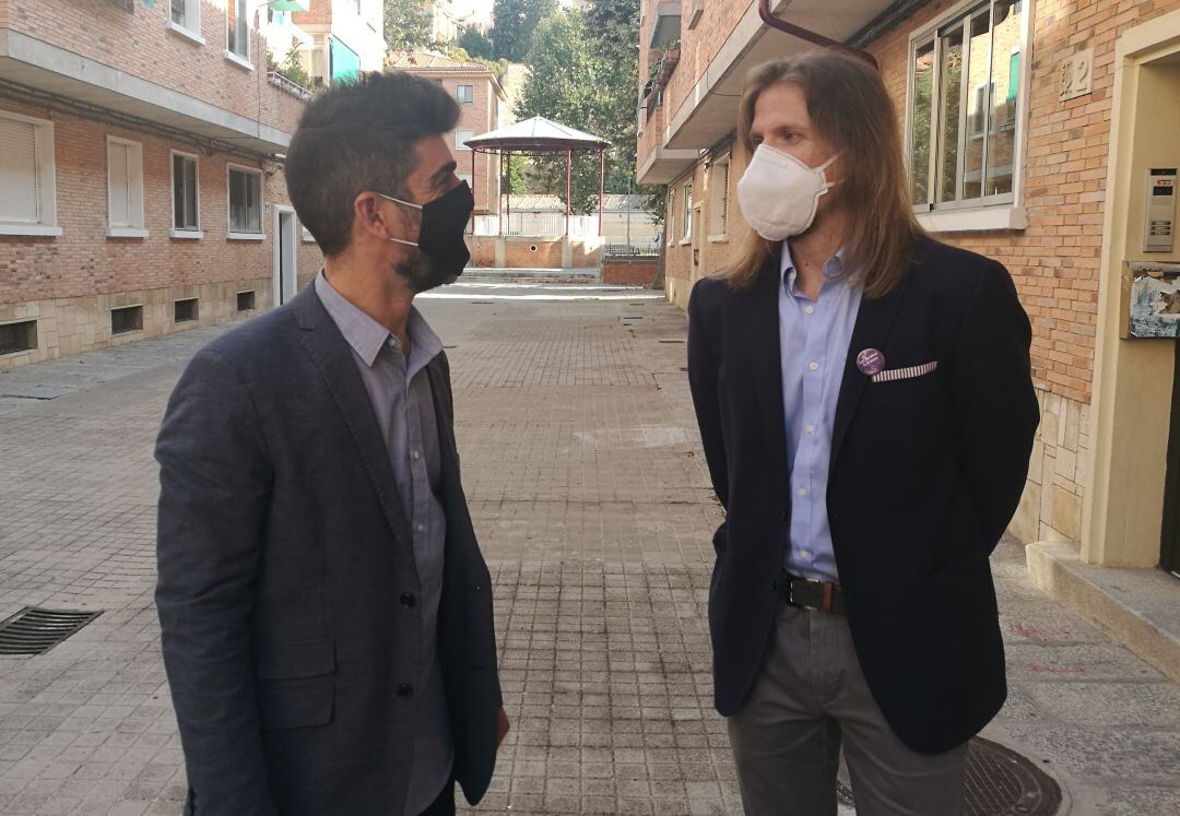 El portavoz de Podemos en Segovia Guillermo San Juan junto al portavoz en las Cortes Pablo Fernández