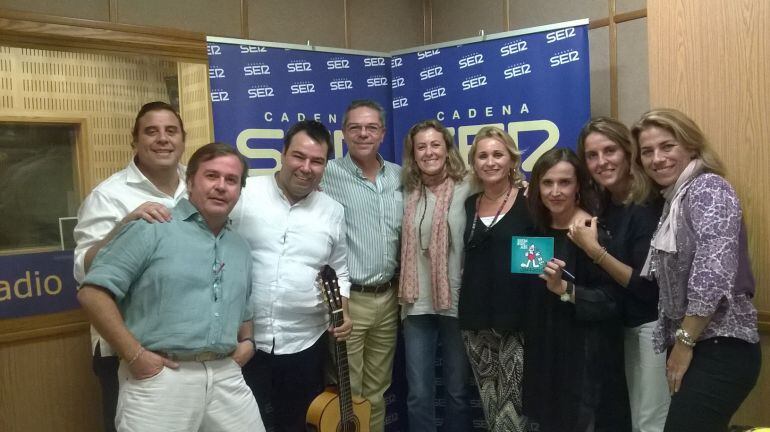 El grupo musical junto a Salomón Hachuel, director de Hoy por Hoy Sevilla