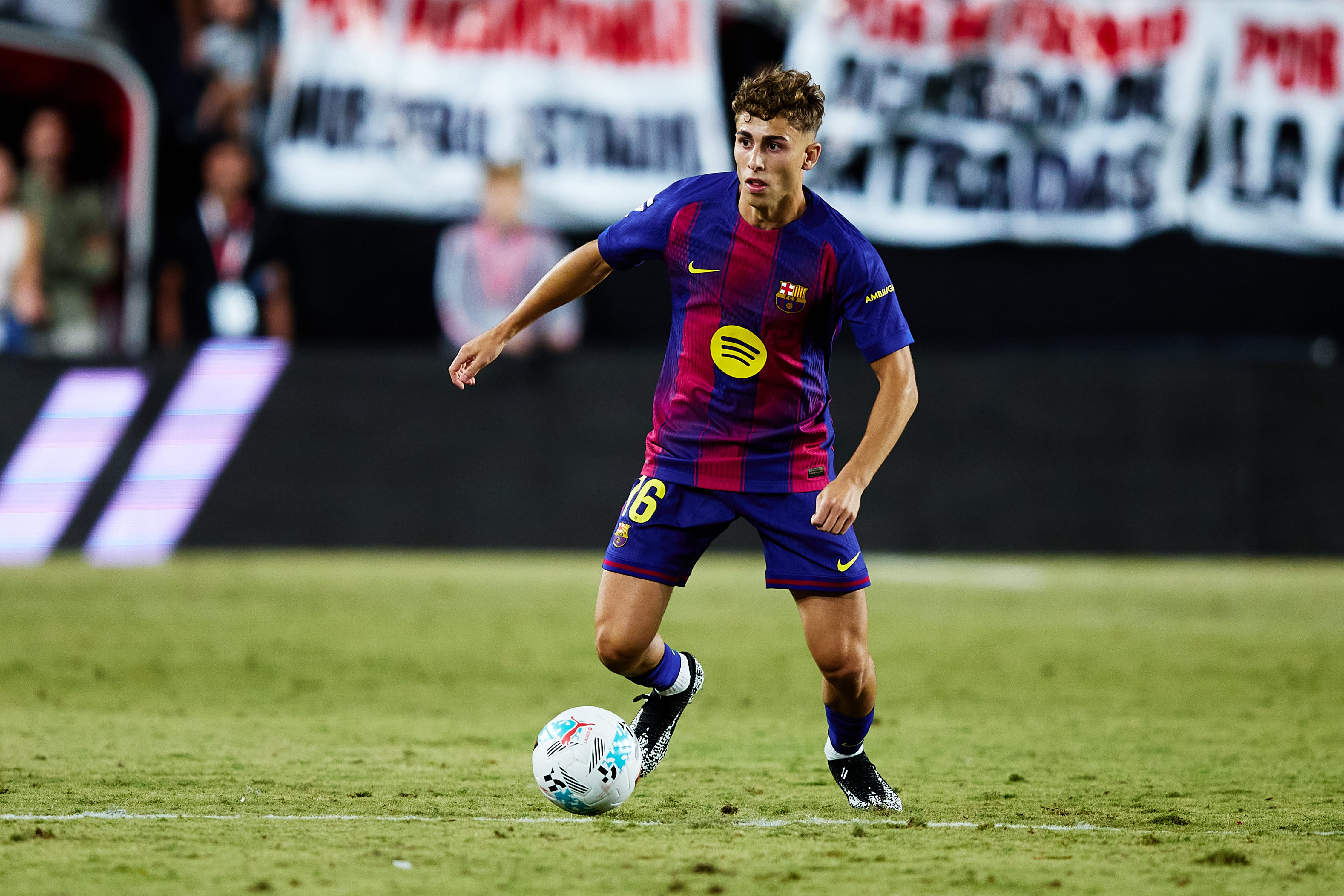MADRID, SPAIN - AUGUST 31: Fermin Lopez of FC Barcelona runs with the ball during the LaLiga EA Sports match between Rayo Vallecano de Madrid and FC Barcelona at Estadio de Vallecas on August 31, 2025 in Madrid, Spain. (Photo by Alvaro Medranda/Quality Sport Images/Getty Images)