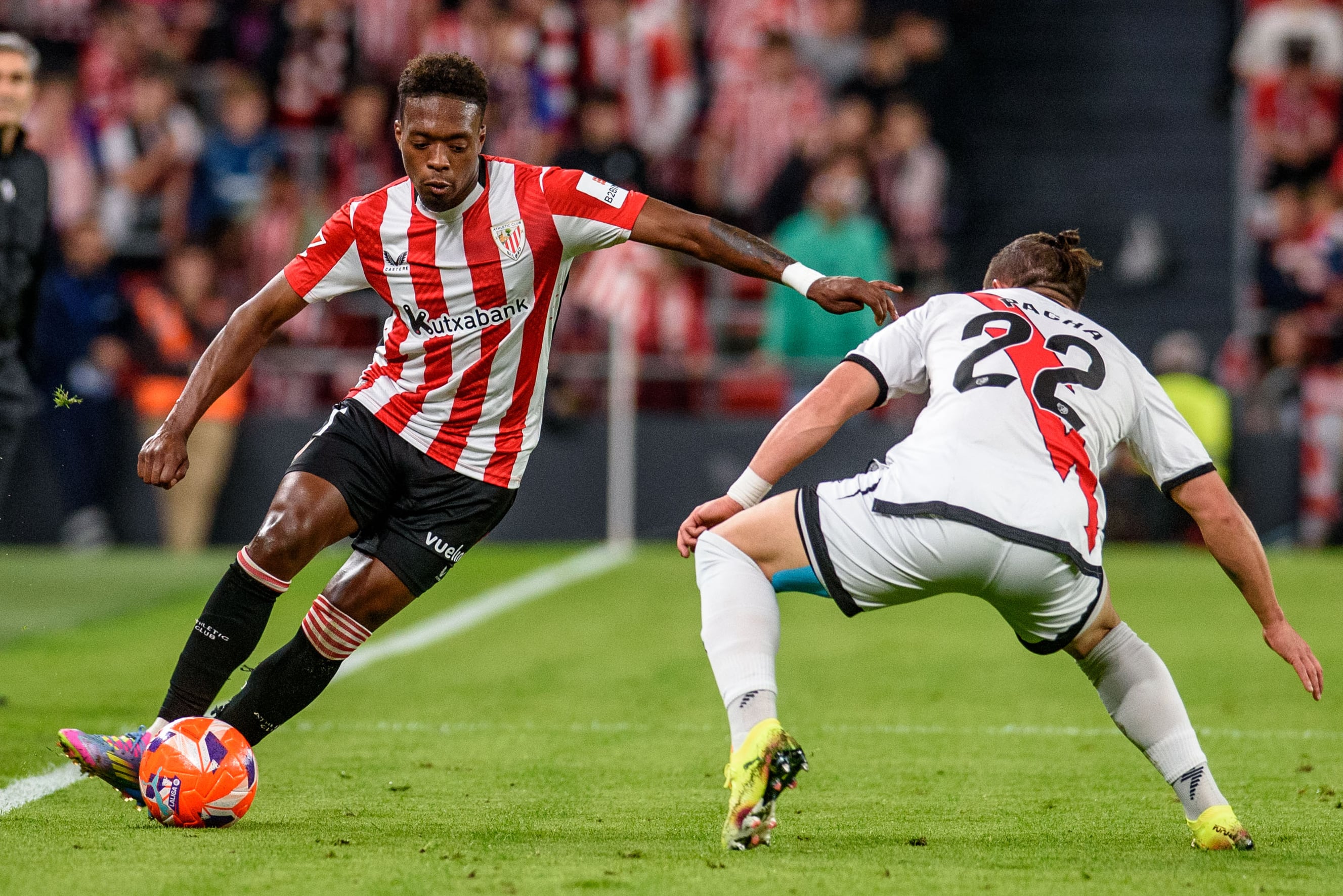 BILBAO, 13/04/2025.- El delantero del Athletic Álvaro Djaló (i) juega un balón ante Luis Espino, del Rayo, durante el partido de LaLiga que Athletic Club y Rayo Vallecano disputan este domingo en el estadio de San Mamés, en Bilbao. EFE/Javier Zorrilla

