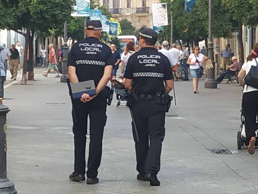 Agentes de policía municipal patrullando por el centro 