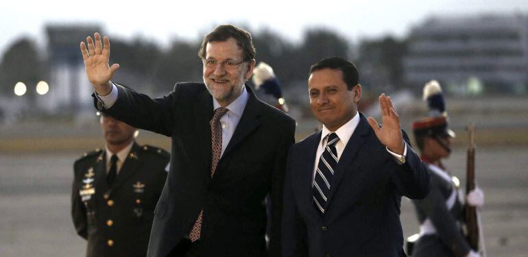 El presidente del Gobierno español, Mariano Rajoy (i), junto al ministro de Relaciones Exteriores de Guatemala, Carlos Raúl Morales (d)