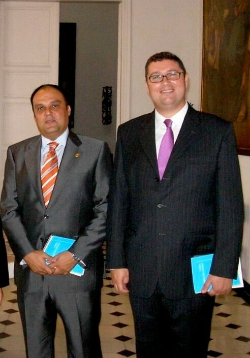 Juan Ignacio Reales (a la derecha) junto al presidente saliente, Jose Joaquín Gil Cabrera.