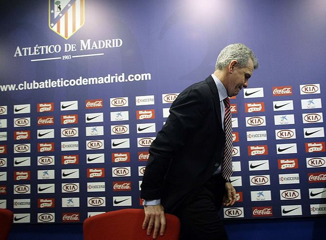 Javier Aguirre se marcha de la sala de prensa del Vicente Calderón