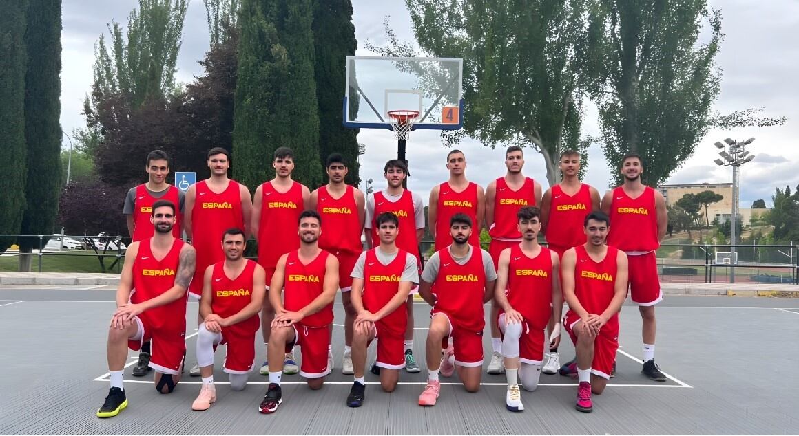 Longarela, al centre dempeus, amb l aresta de jugadors sub23 amb els qui competeix per fer-se amb un lloc per anar als Jocs del Mediterrani.