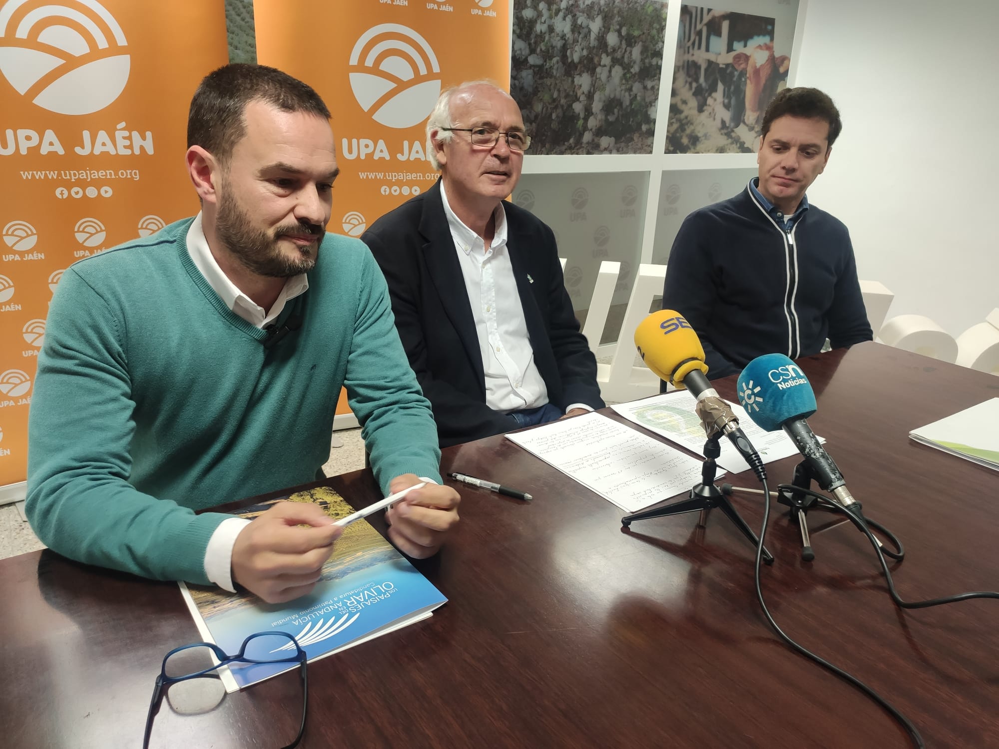 En el centro Francisco Casero, como presidente de la Fundación Savia,  junto a los vicesecretarios generales de Organización y Agricultura de UPA Jaén, Elio Sánchez y Jesús Cózar.