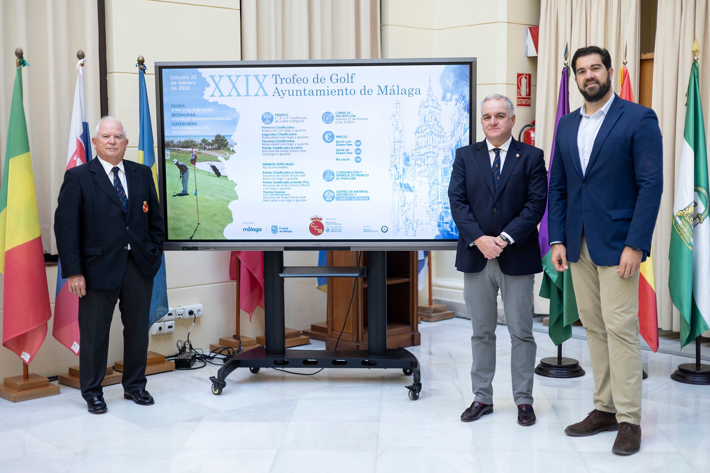 El concejal de Deportes, Borja Vivas, junto al presidente del Real Club de Campo de Málaga (RCCM), Antonio Cerdán, en la presentación de el  Torneo de Golf 'Ayuntamiento de Málaga en el Patio de Banderas del Ayuntamiento.