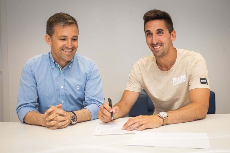 Oier amplía contrato con el Levante hasta 2021 en compañía de Tito.