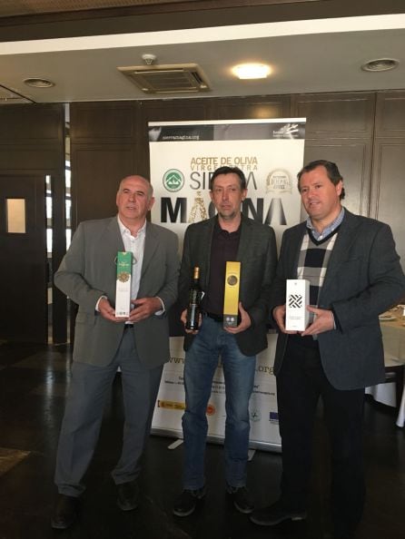 De izquierda a derecha, Juan Balbin, Salvador Contreras y Pedro Bruno, muestran los aceites premiados