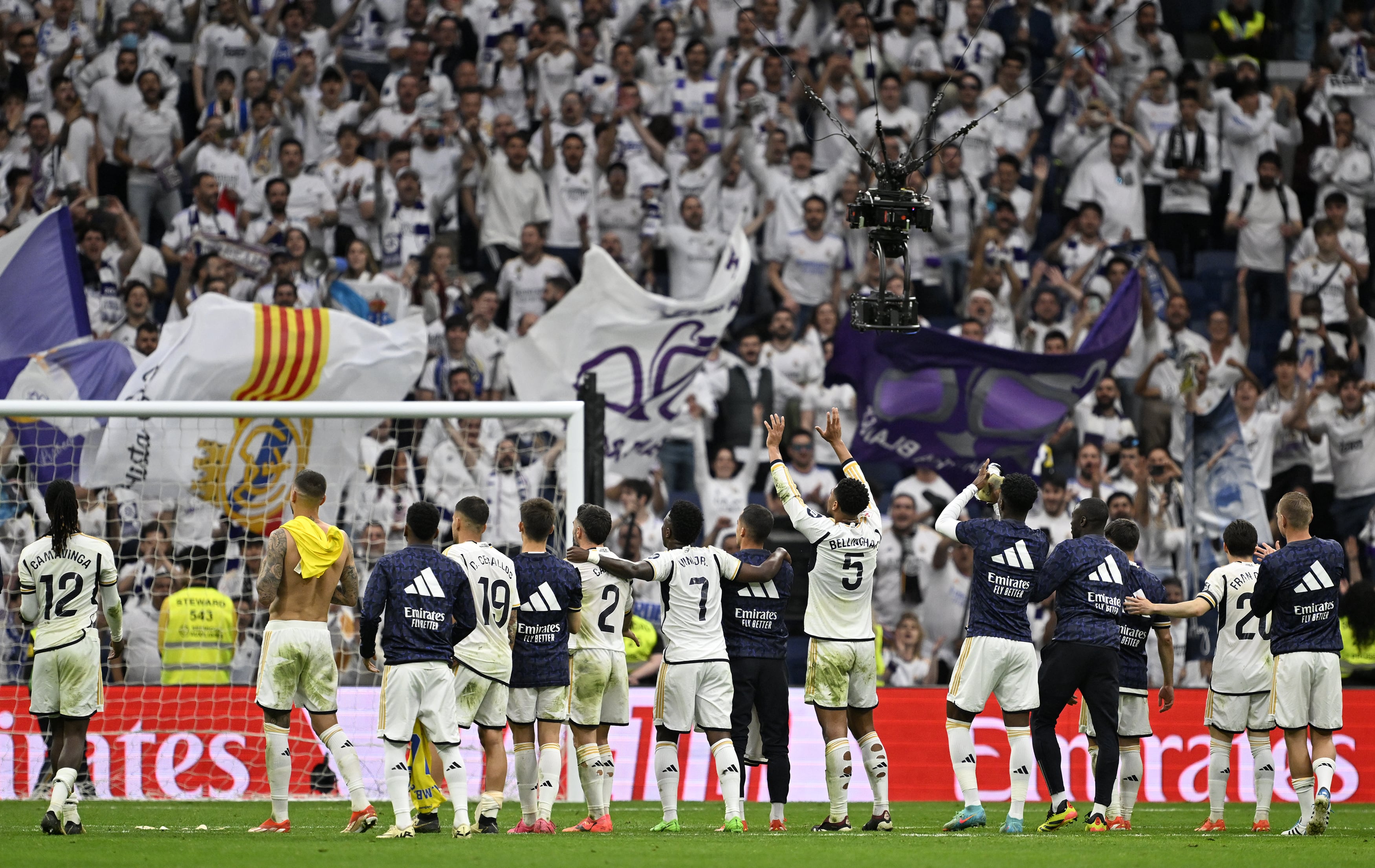 Los jugadores el Real Madrid festejan el triunfo al Cádiz en el césped del Bernabéu