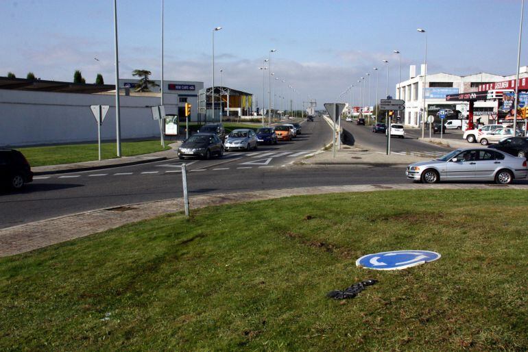 Imatge general del senyal tombat i les rodades del cotxe a la rotonda on ha tingut lloc l'atropellament de dues dones que creuaven un pas zebra a la Ll-11, a Lleida,