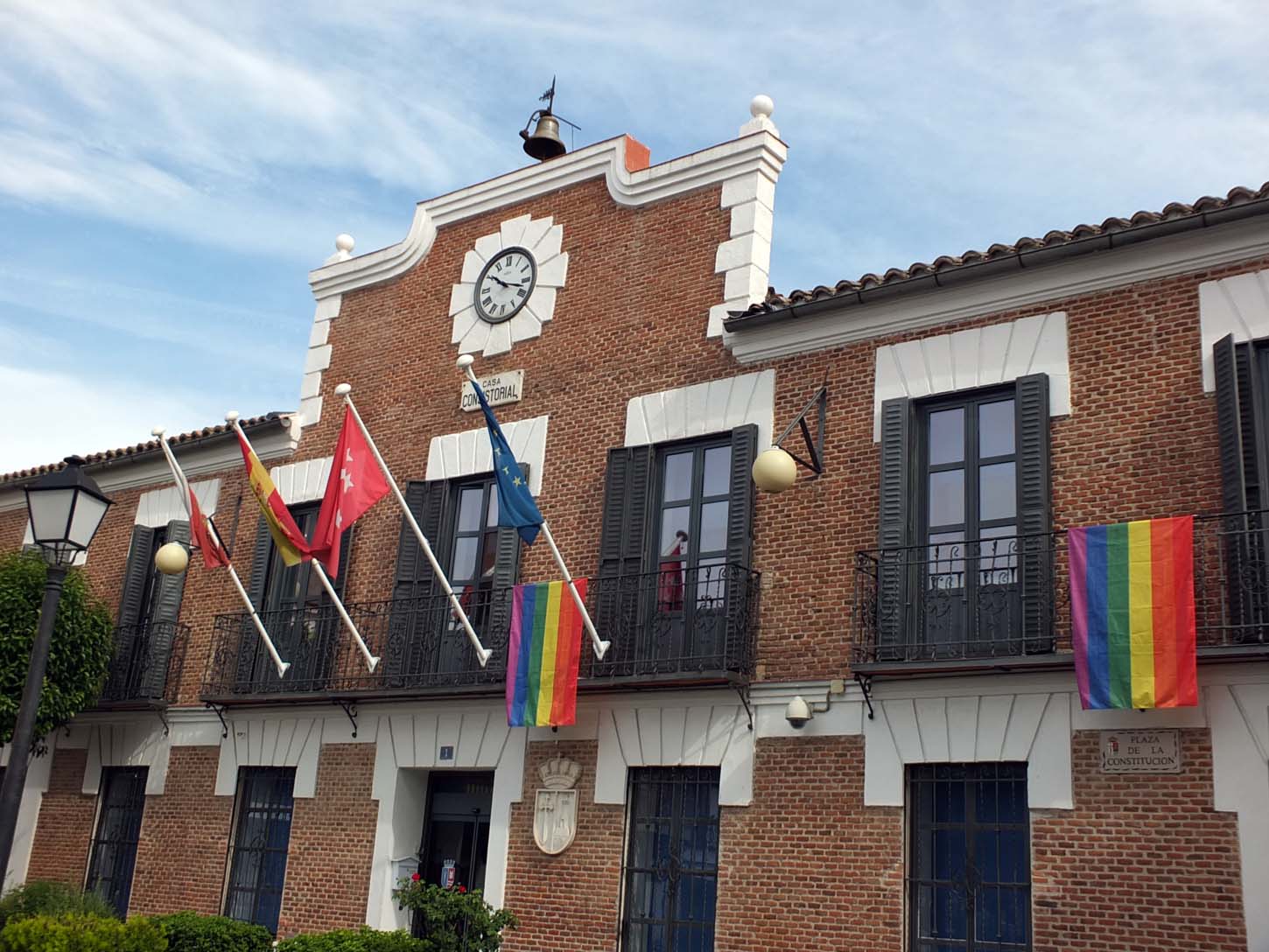 Tras ocho años ininterrumpidos, el PP no colgará la bandera LGTBIQ+ en Paracuellos de Jarama