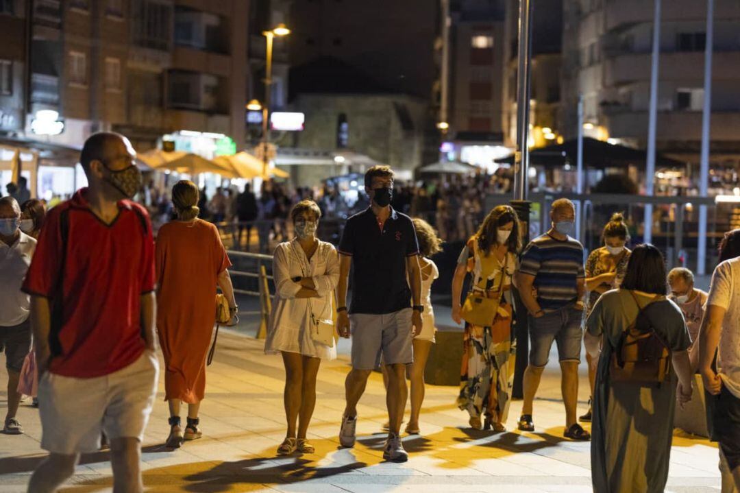 Turistas caminan por Sanxenxo, Pontevedra