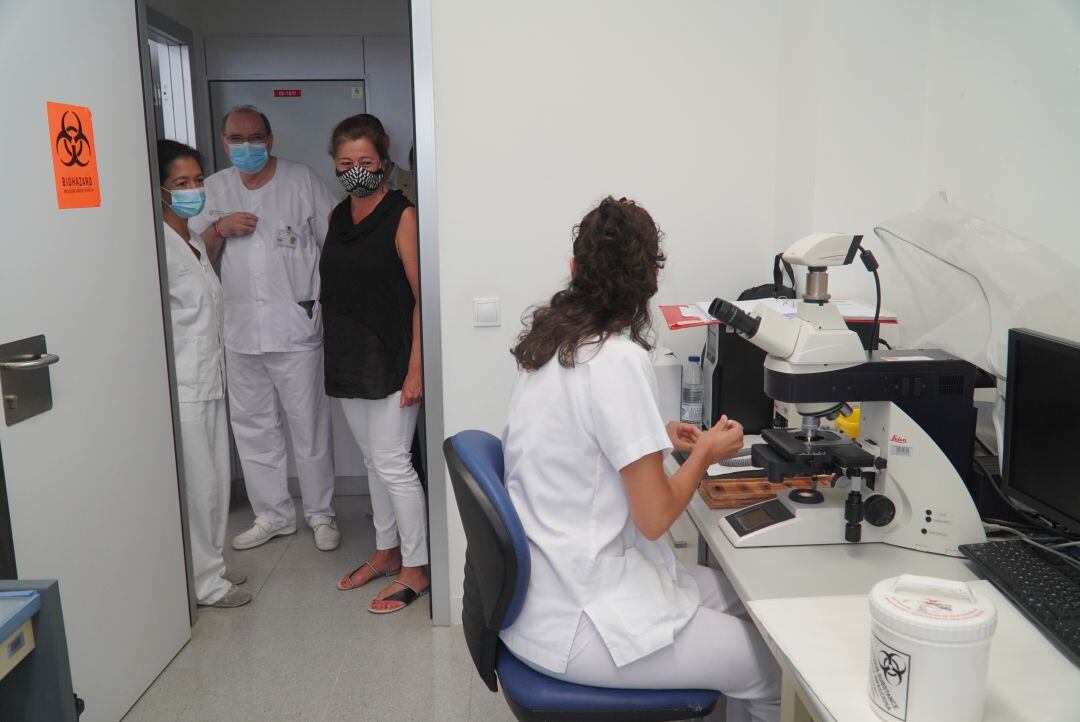La presidenta Armengol ha inspeccionat les millores fetes al laboratori de l'Hospital Mateu Orfila.