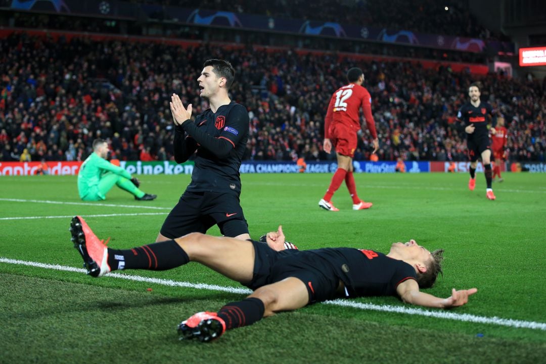 Álvaro Morata y Marcos Llorente celebran el tercer gol del delantero al Liverpool.