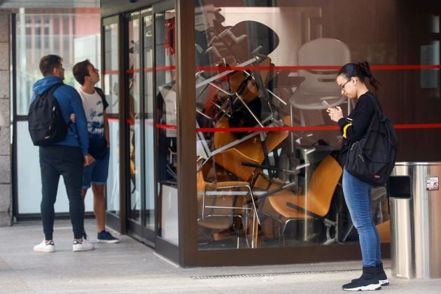 La facultad de Ciencias Sociales ha despertado bloqueada con mesas y sillas.