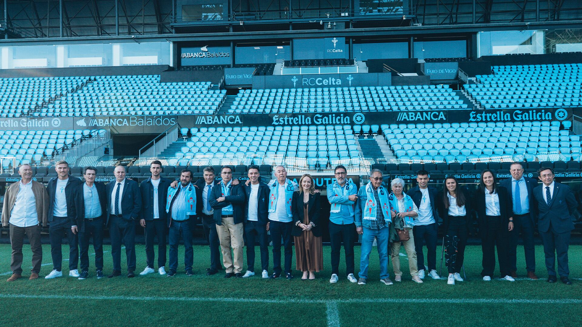 Ocho abonados del Celta reciben su insignia de oro