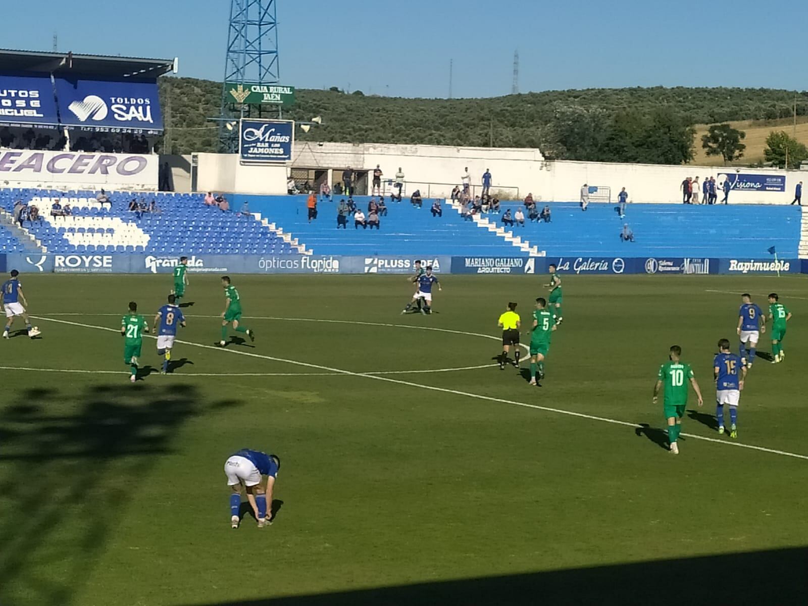 Instante del partido entre el Linares Deportivo y el CD Alcoyano