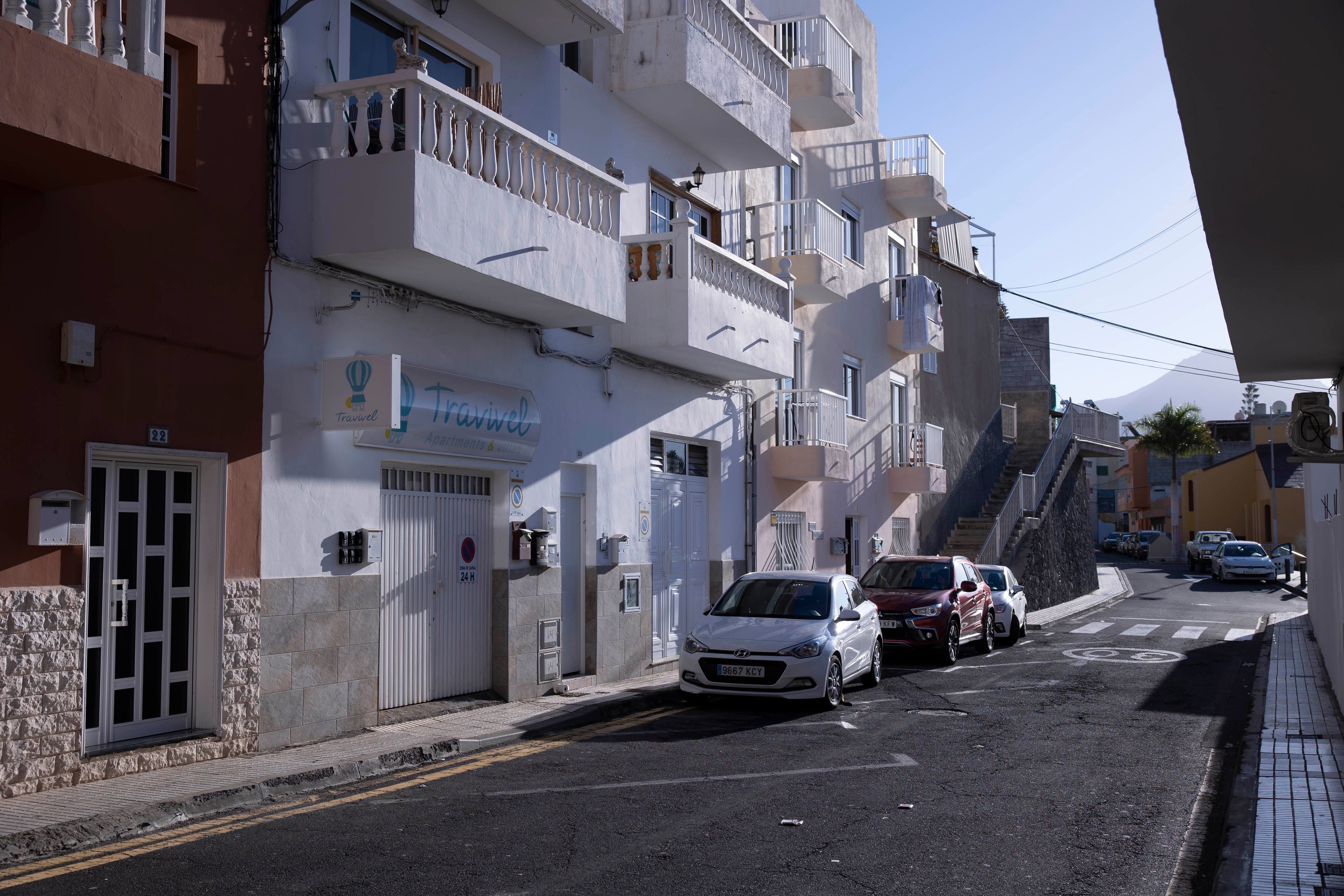 Imagen de la calle Jose Espronceda de la localidad Armeñime, en el municipio de Adeje (Tenerife), donde este domingo por la noche un hombre de 44 años ha matado a puñaladas, presuntamente, a su pareja y herido a uno de los hijos de la víctima, menor de edad cuando intentaba defenderla.