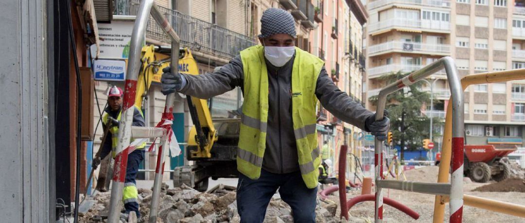 Un obrero participa en la reforma del Coso Bajo en Huesca, este lunes, primera jornada para muchos ciudadanos que regresan a sus trabajos tras el fin de la restricción a las actividades económicas no esenciales. 